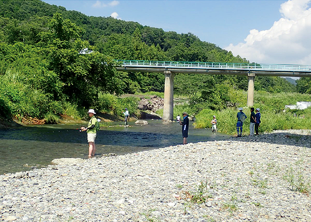 図4　入間川で鮎ルアーでの釣りを行う教室参加者たち（2019年8月17日）